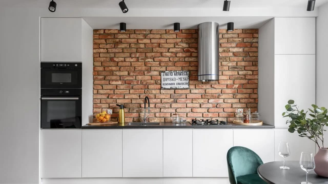 Co zamiast płytek w kuchni nad blatem? Odkryj praktyczne alternatywy