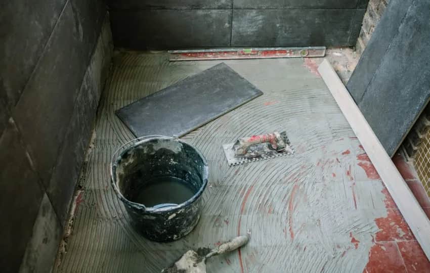 Jak kłaść kafelki na ścianie - uniknij najczęstszych błędów i zyskaj efekt