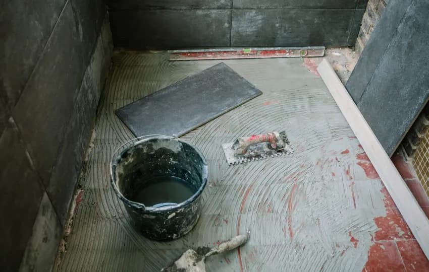 Jak kłaść kafelki na ścianie - uniknij najczęstszych błędów i zyskaj efekt