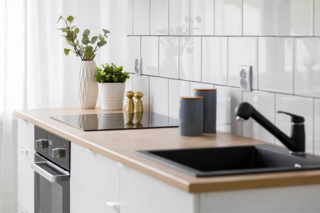 Jakie kafelki do białej kuchni wybierać, aby uniknąć błędów?