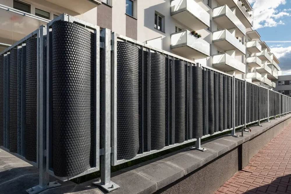 Czym zasłonić balustradę na balkonie, aby poprawić prywatność?