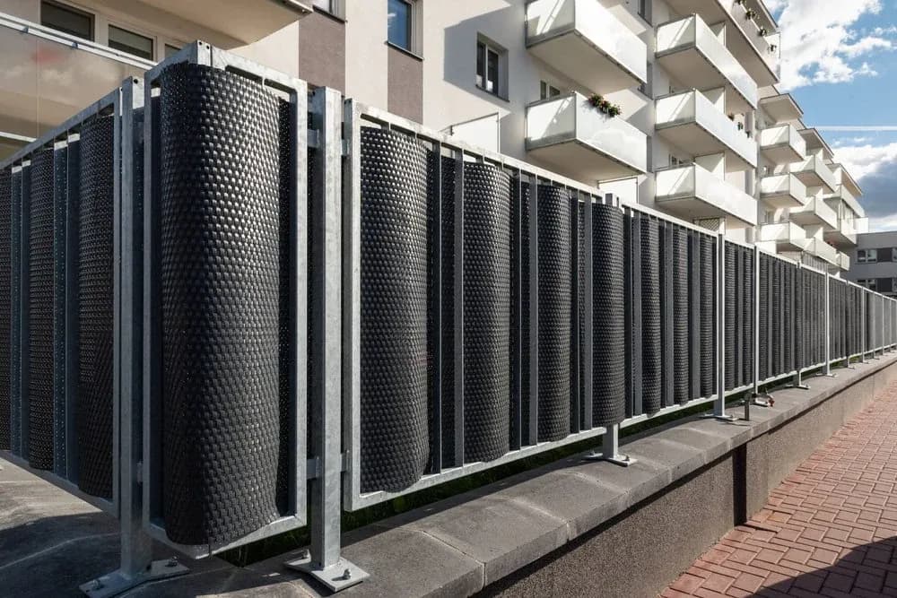 Czym zasłonić balustradę na balkonie, aby poprawić prywatność?