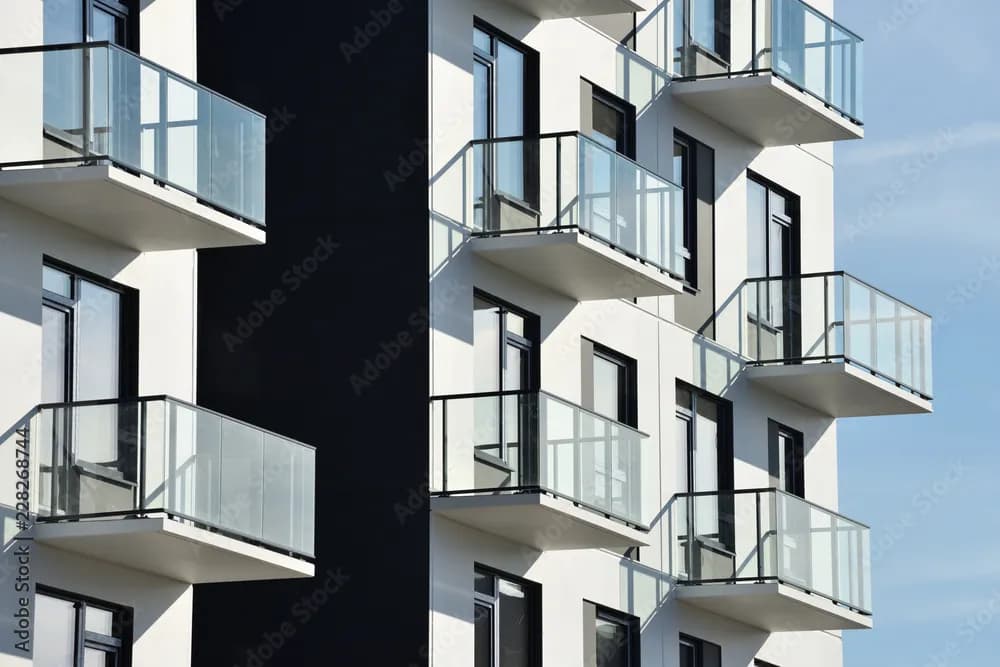 Jak zamocować balustradę przez styropian bez błędów i z pewnością