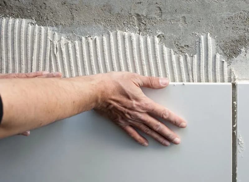 Jak zamaskować dziury w kafelkach i poprawić wygląd wnętrza