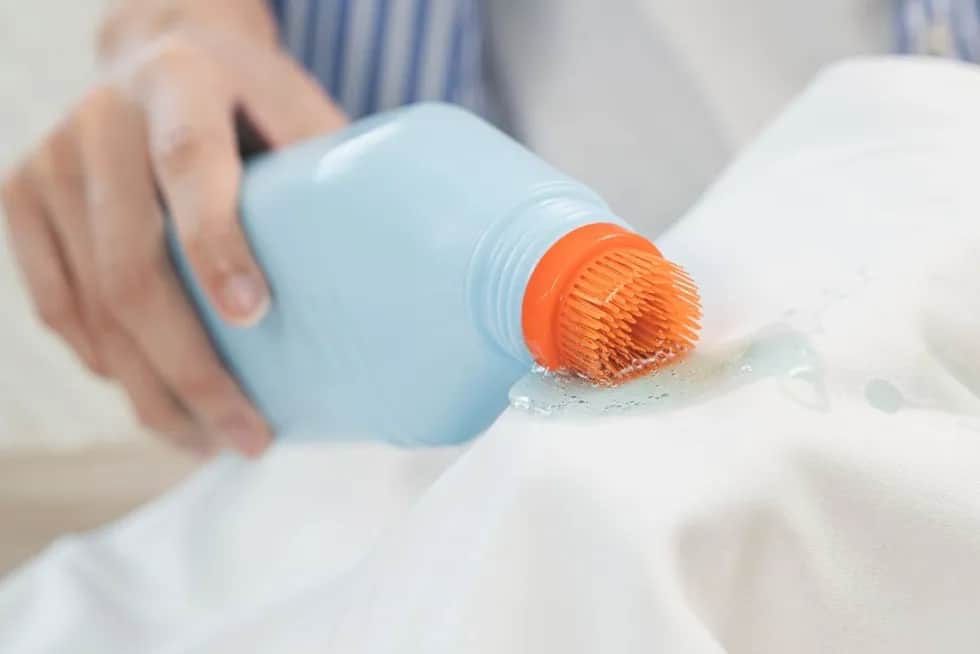 Jak zmyć silikon z ubrania - proste sposoby na skuteczne usunięcie plam