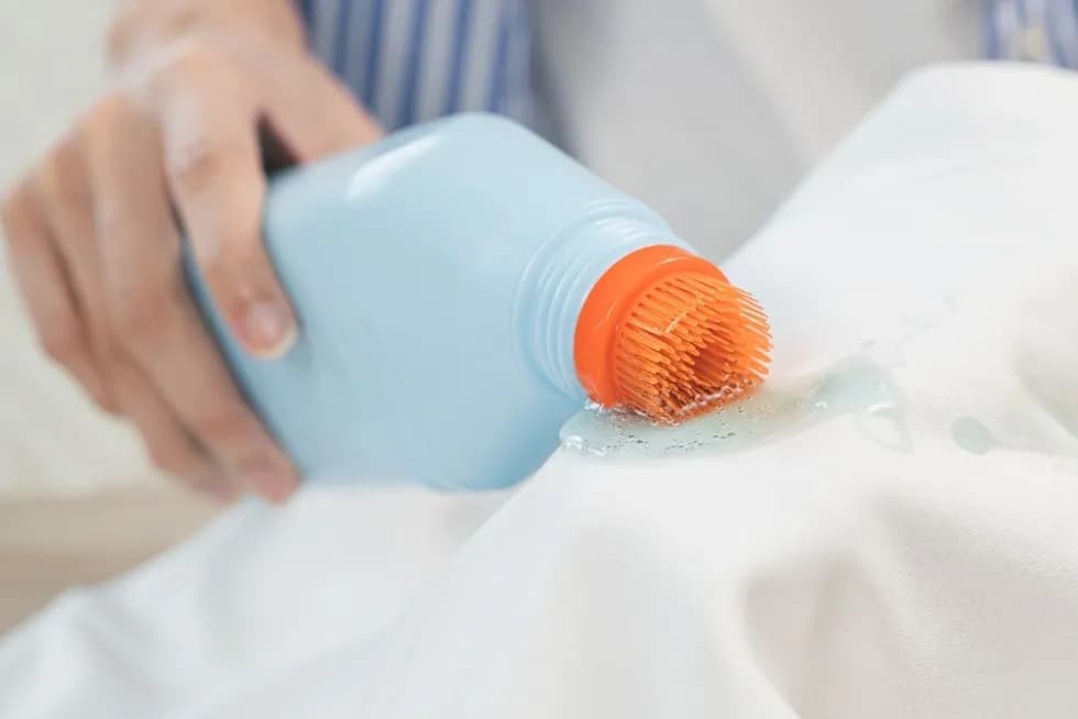 Jak zmyć silikon z ubrania - proste sposoby na skuteczne usunięcie plam