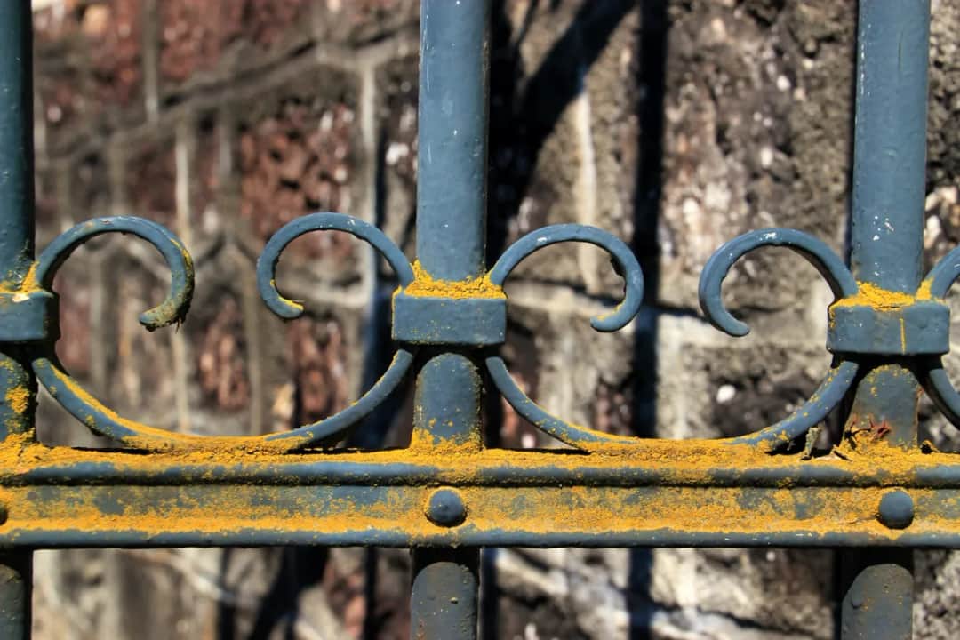 Jak usunąć starą farbę z balustrady? Skuteczne metody i porady