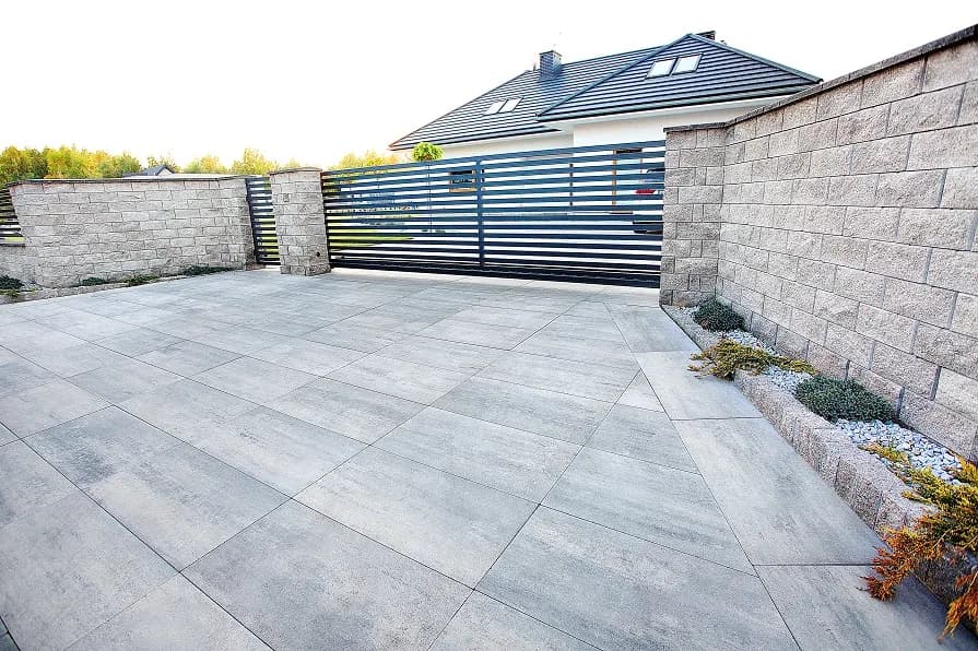 Jak podwyższyć płot betonowy - skuteczne metody na zwiększenie prywatności