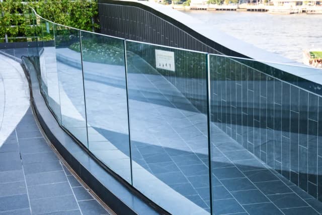 Jaka grubość szkła na balustradę? Kluczowe informacje dla bezpieczeństwa