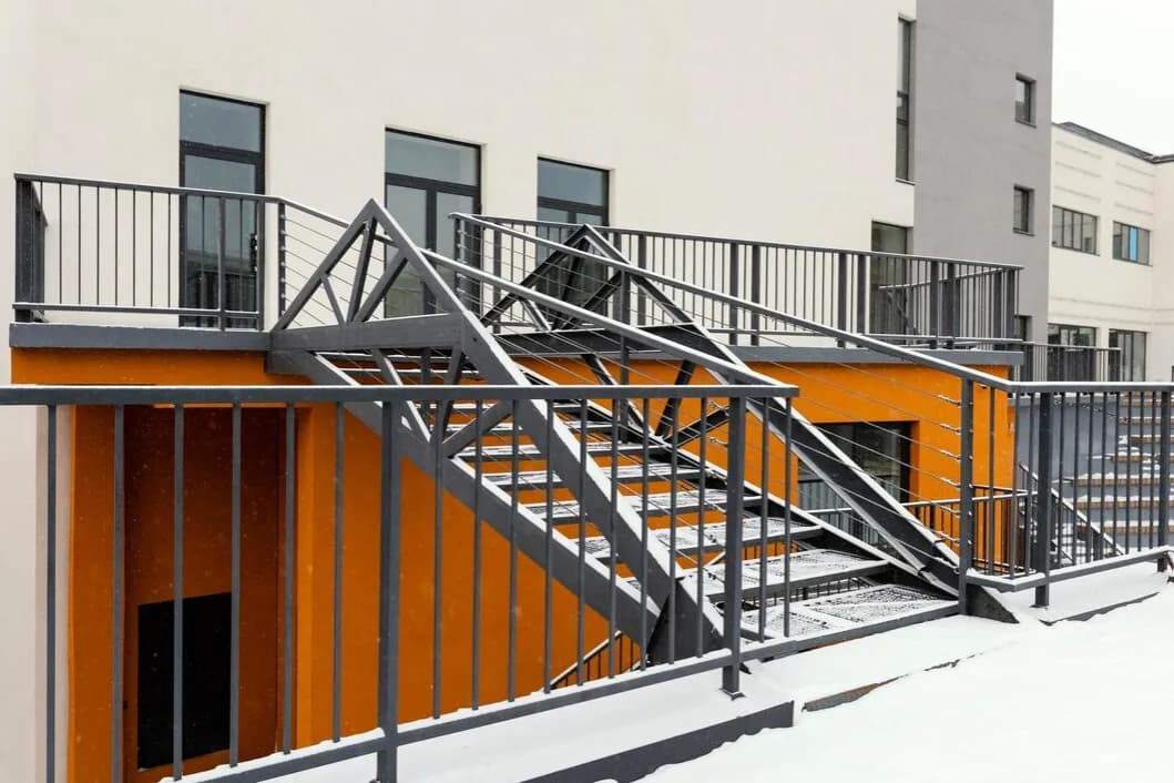 Balustrada aluminiowa czy stalowa - co wybrać, aby zaoszczędzić?