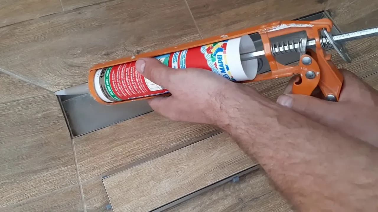 Jak kłaść silikon na kafelki, aby uniknąć najczęstszych błędów