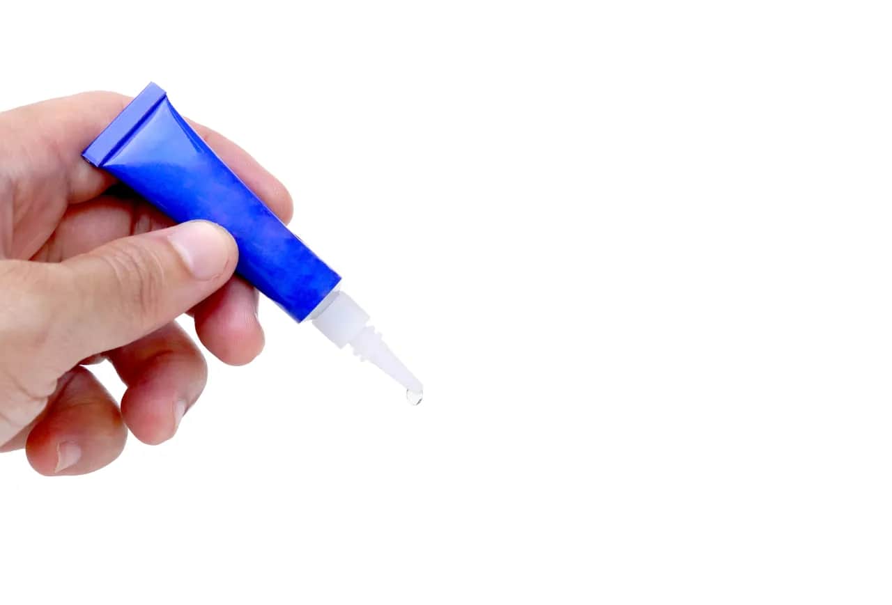 Jak skutecznie naprawić twardy plastik w domu? Praktyczny poradnik