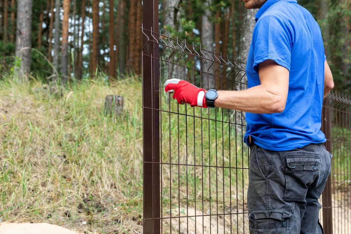 Ile kosztuje ogrodzenie działki 1000m2? Zaskakujące ceny i opcje