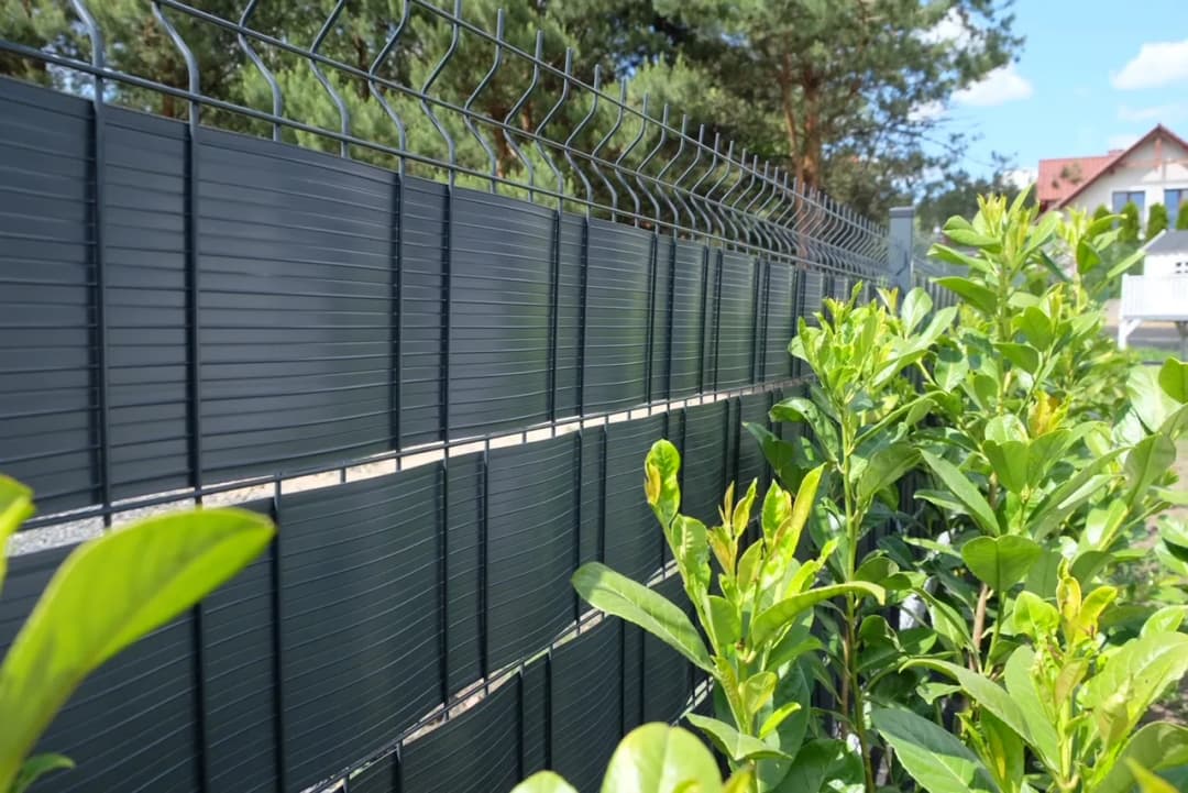 Jak zasłonić ogrodzenie panelowe i poprawić jego wygląd w prosty sposób