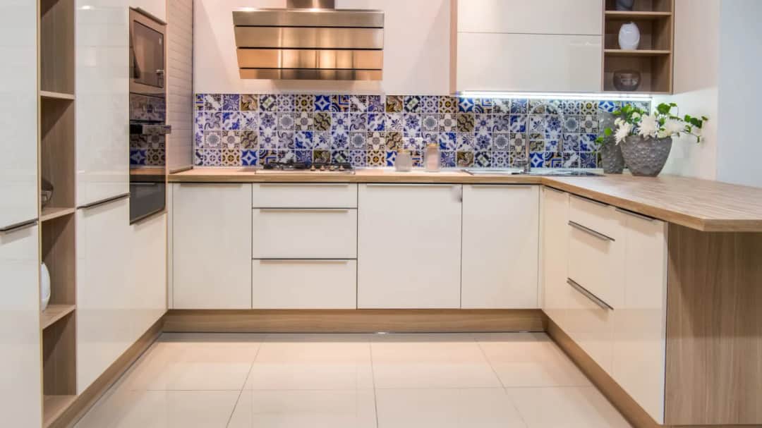 Ile cm między blatem a szafkami? Odkryj idealną odległość dla kuchni