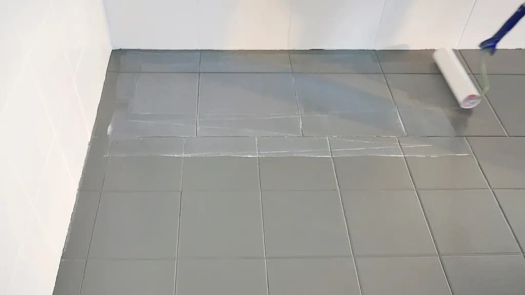 Jak odnowić kafelki na podłodze i uniknąć kosztownych błędów