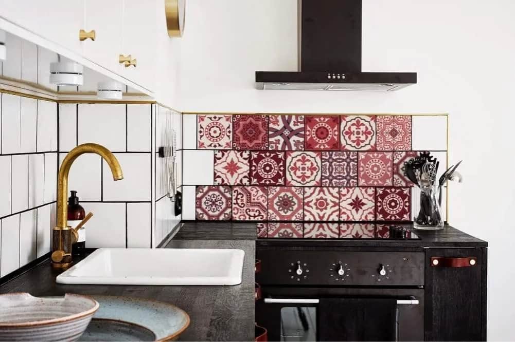 Czym przykryć stare kafelki w kuchni? Tanie i skuteczne metody