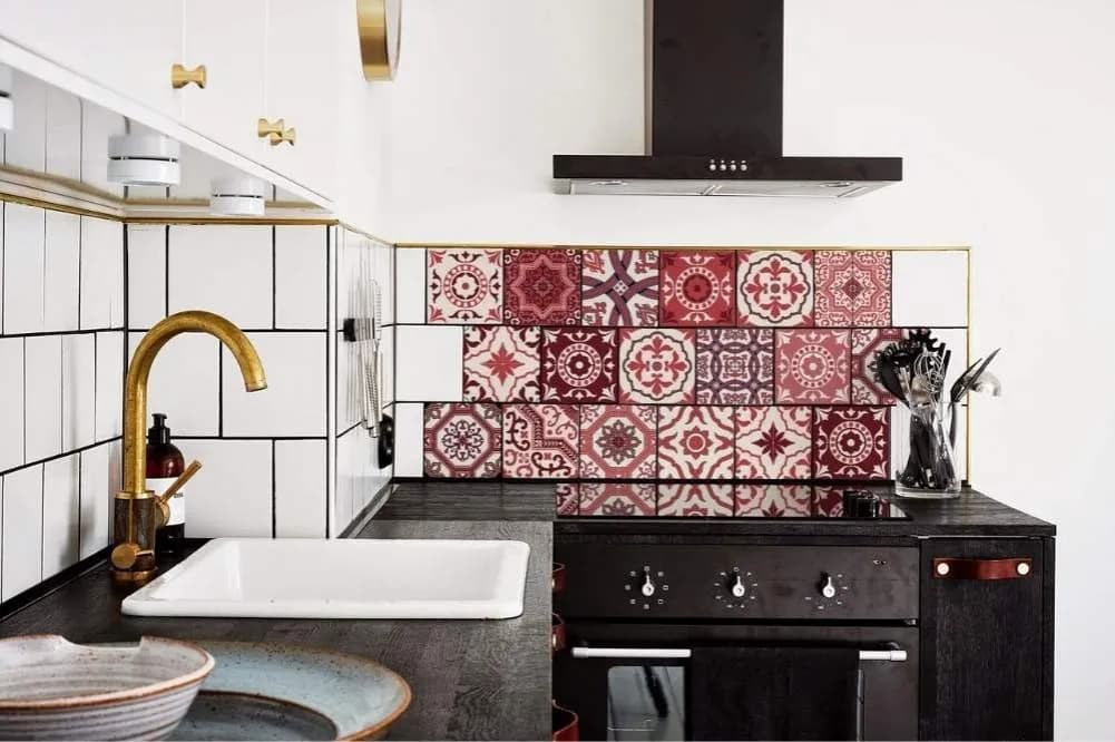 Czym przykryć stare kafelki w kuchni? Tanie i skuteczne metody