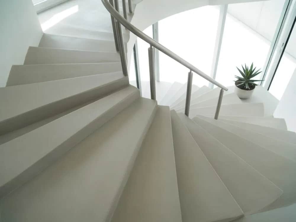 Jak wyrównać schody betonowe pod płytki, aby uniknąć problemów z montażem