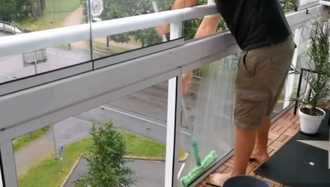Jak umyć szklany balkon, aby uniknąć smug i zarysowań?