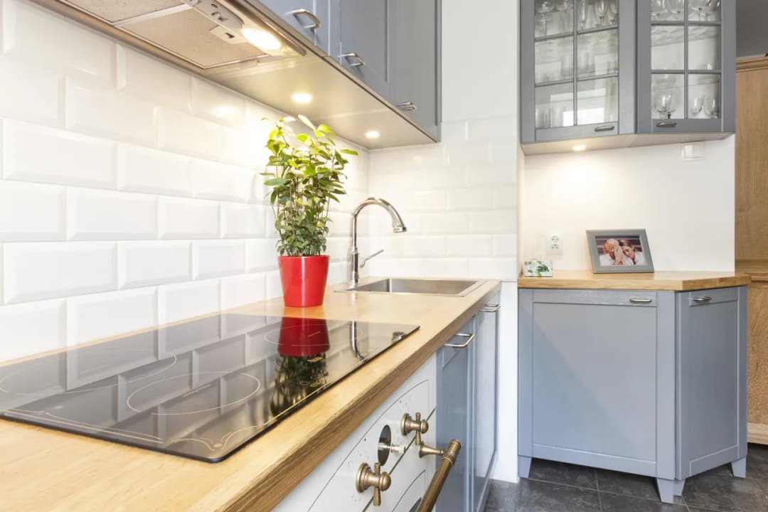 Jaki blat do szarych mebli kuchennych – najlepsze materiały i porady