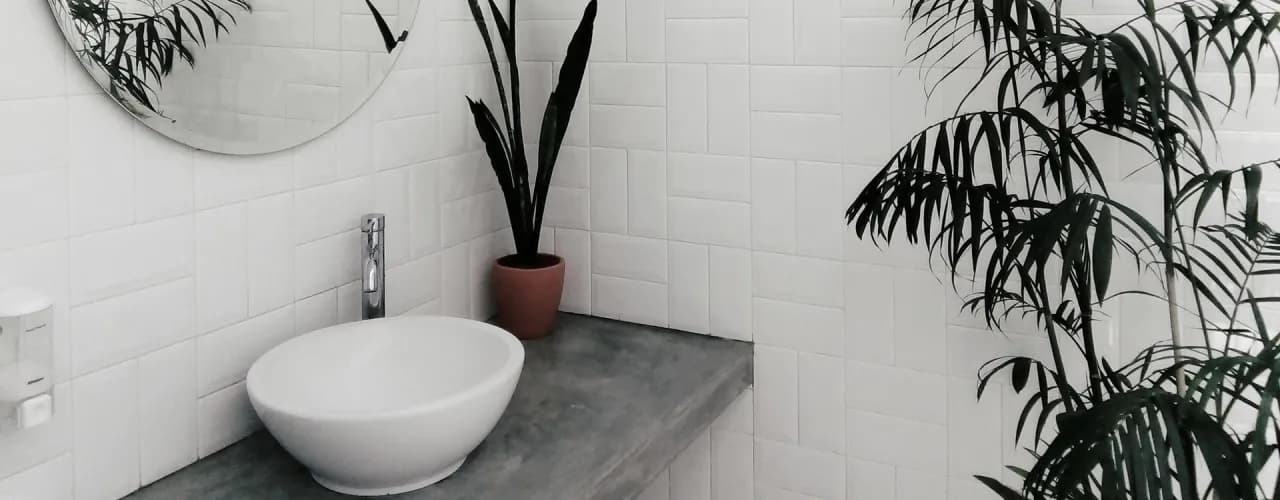 Jak pomalować kafelki łazienkowe – uniknij najczęstszych błędów